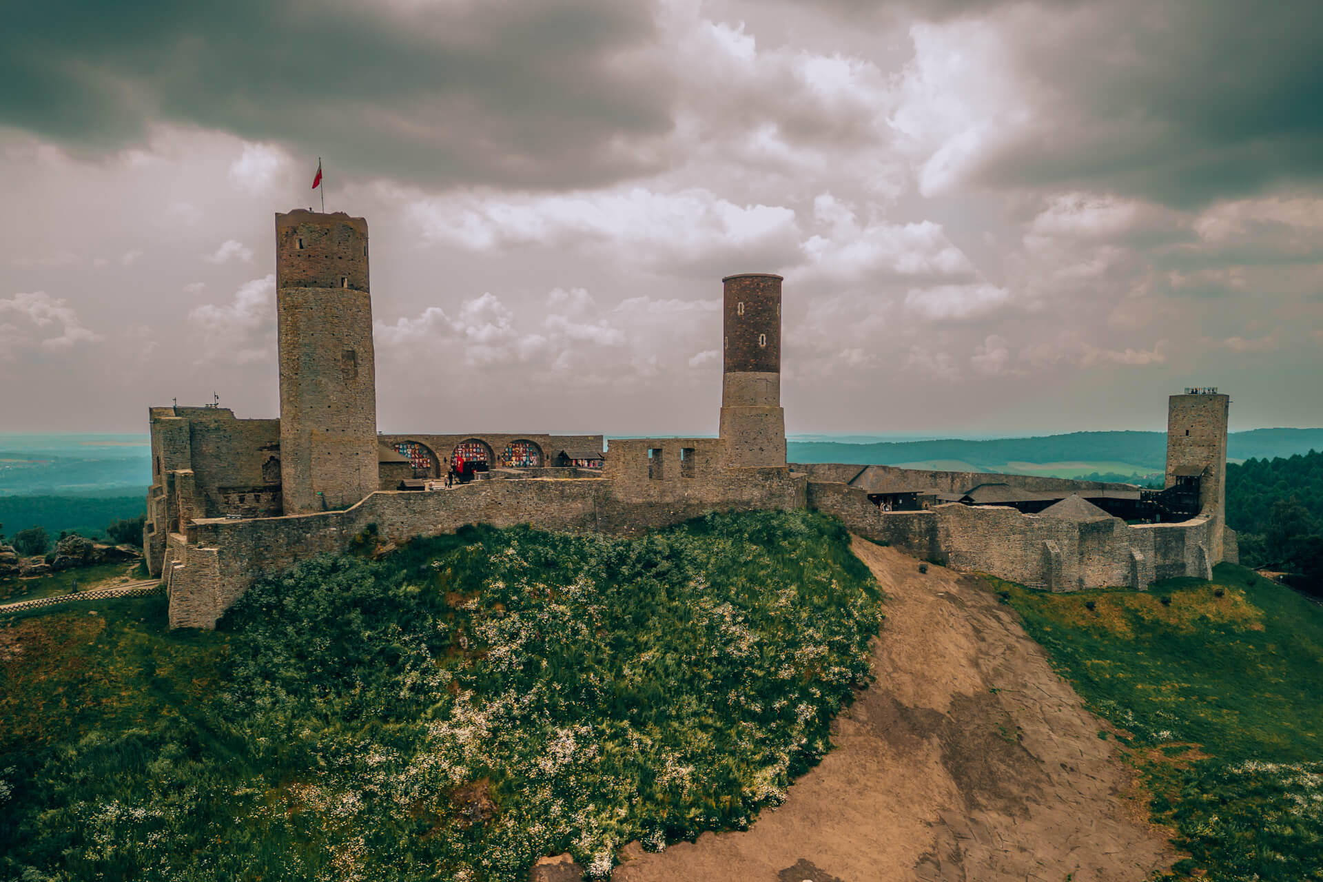 Read more about the article Zamek Chęciny – strzeliste wieże na Górze Zamkowej