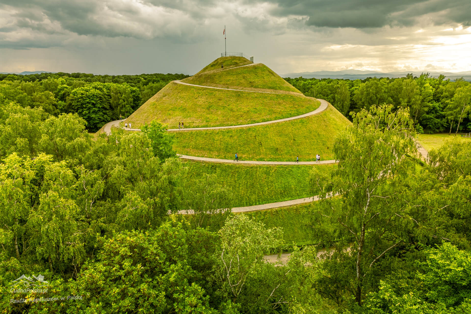 You are currently viewing Kopiec Piłsudskiego – ziemia z pól bitewnych I i II Wojny Światowej w Krakowie