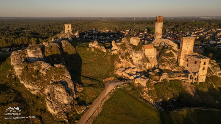 Zamek Olsztyn koło Częstochowy widok z drona o świcie